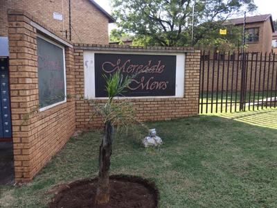 Townhouse For Rent in Meredale, Johannesburg